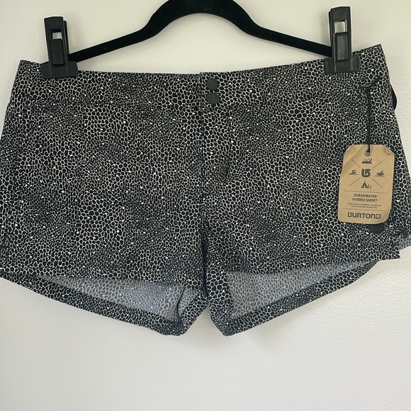 Burton Pants - Burton NWT size 27 Shearwater Hybrid Shorts black and white